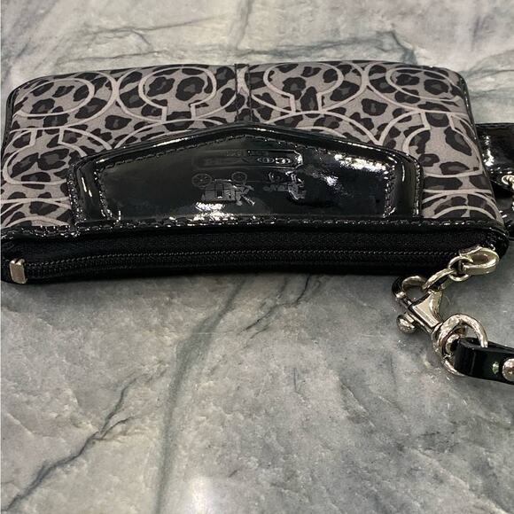 Coach signature canvas wristlet with patent leather - Picture 8 of 13